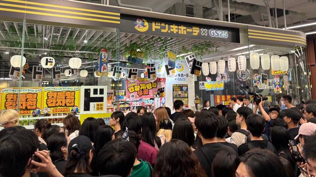 일본 대표 잡화점 돈키호테가 편의점 GS25와 손잡고 서울 영등포구 더현대 서울 지하 1층에서 팝업스토어를 열었다. 오픈 첫날인 8일 이른 아침부터 입장객이 몰려 매장 앞에 인산인해를 이루고 있다.
