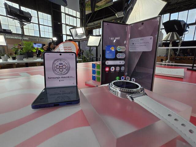 9일(현지시간) 미국 뉴욕 브루클린 듀갈 그린하우스의 ‘갤럭시 언팩 2025’ 행사장에 삼성전자가 새롭게 선보인 갤럭시 Z 폴드7·플립7과 갤럭시 워치8이 전시돼 있다.