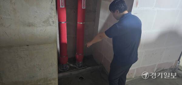 9일 오전 평택 청북읍의 한 주상복합건물에서 우수배관이 역류하는 사고가 발생했다. 건물 관리사무소 관계자가 원인으로 추정되는 우수 배관을 설명하고 있다. 윤동현기자