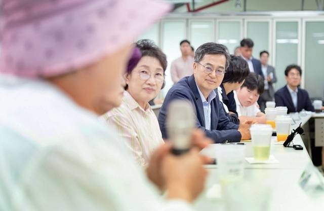 김동연 경기도지사가 9일 오후 파주시 캠프그리브스 DMZ체험관에서 열린 ‘대성동 마을 주민과의 차담회’에서 주민의 말을 경청하고 있다. 경기도 제공