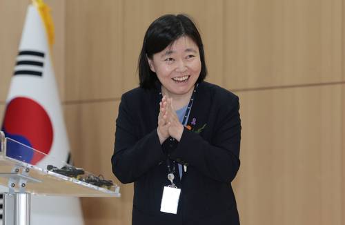 임은정 신임 서울동부지검장이 4일 서울 송파구 서울동부지방검찰청에서 열린 취임식에서 취임사를 마친 뒤 연단에 있던 마이크가 떨어지자 깜짝 놀라고 있다.