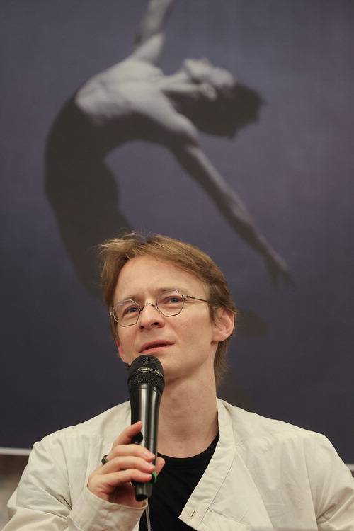 예술의전당&유니버설발레단 '백조의 호수' 간담회에서 인사말하는 다닐 심킨. 연합뉴스