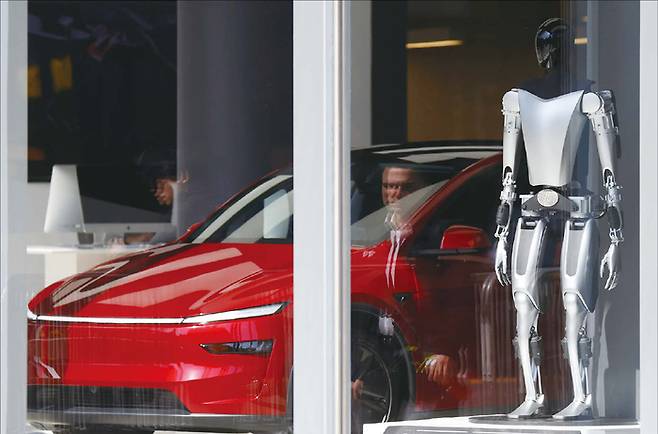 테슬라가 개발 중인 휴머노이드 ‘옵티머스’는 자동차용 배터리·모터 기술을 이식받아 생산 효율을 빠르게 높이는 중이다. 기존 사업과 시너지를 내는 모습이다. (UPI=연합뉴스)