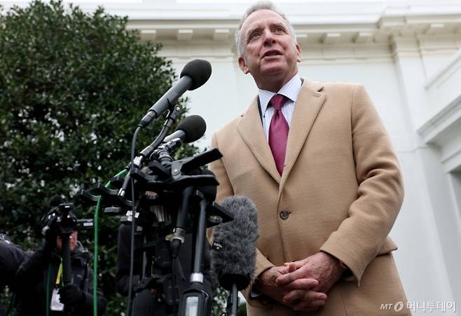 스티브 위트코프 미국 중동 특사가 2025년 3월 6일 미국 워싱턴 백악관 웨스트 윙 밖에서 언론 관계자들과 이야기하고 있다.
