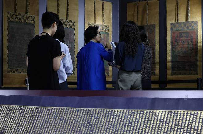 (서울=뉴스1) 김도우 기자 = 8일 서울 종로구 국립고궁박물관에서 열린 '감지금니 대방광불화엄경 주본 권22'와 '시왕도' 언론공개회에서 관계자들이 문화재를 살펴보고 있다. '감지금니 대방광불화엄경 주본 권22'와 '시왕도'는 국가유산청과 국외소재문화유산재단이 일본에서 환수한 문화재로 수백 년의 시간이 지나도 보존 상태가 양호해 향후 다양한 연구와 전시 등에 활용될 것으로 기대된다. 2025.7.8/뉴스1 Copyright (C) 뉴스1. All rights reserved. 무단 전재 및 재배포, AI학습 이용 금지. /사진=(서울=뉴스1) 김도우 기자