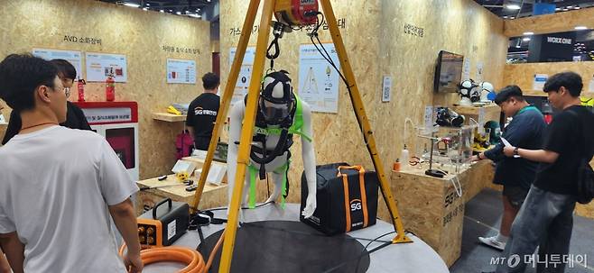 밀폐작업 공간시 필수 장비인 송기마스크와 근로자의 안전한 작업을 돕는 삼각대