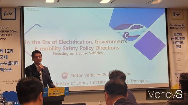 박용선 국토부 자동차정책과장이 8일 제주신화월드 한라룸에서 열린 '글로벌 e모빌리티 네트워크 포럼'에서 '전동화 시대, 정부의 e모빌리티 안전 정책 방향'에 대해 설명했다. /사진=김창성 기자