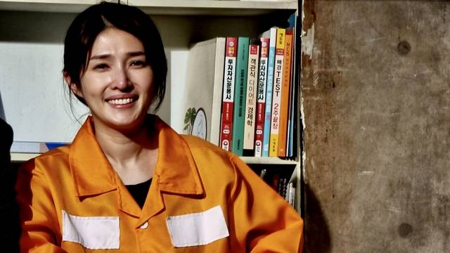 김경란 배우가 연극 ‘기억의 숲’ 커튼콜에서 밝게 웃고 있다. 그는 사이코패스 엄마 역을 맡아 죄수복을 입고 열연했다. 지즐소극장 제공