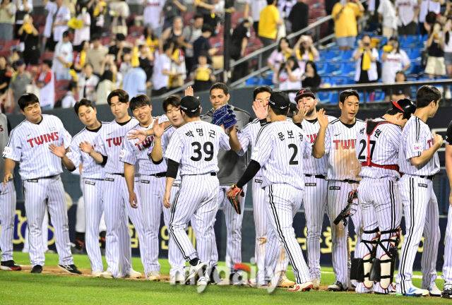 2025년 6월 12일 오후 서울 잠실구장에서 '2025 신한 SOL뱅크 KBO 리그' SSG 랜더스와 LG 트윈스의 경기가 열렸다.LG가 8-6으로 승리한 뒤 기뻐하고 있다.