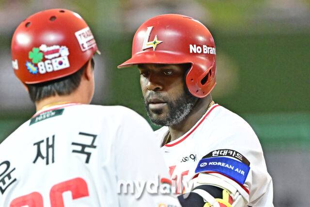 8일 인천 SSG랜더스필드에서 열린 '2025 신한 SOL BANK KBO리그' KT 위즈와 SSG랜더스 경기. SSG 에레디아가 3회말 선두타자로 나와 안타를 친 후 기뻐하고 있다./인천=한혁승 기자