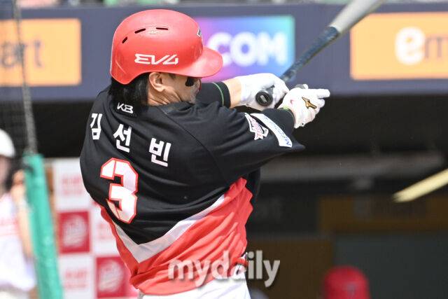 11일 인천 SSG랜더스필드에서 열린 '2025 신한 SOL BANK KBO리그' KIA 타이거즈와 SSG랜더스 경기. KIA 김선빈이 4회초 1사에 친 땅볼을 SSG 김성현의 실책으로 출루했다./마이데일리