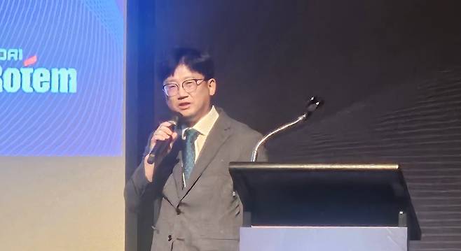 김명근 현대로템 기동체계개발실 상무가 8일 그랜드하얏트 서울에서 열린 ‘2025년 대한민국 방위산업 국제학술세미나’에서 ‘미래전장환경 변화에 따른 K-방산 대응 및 발전방향’을 주제로 발표하고 있다. 고은결 기자