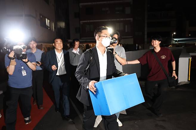윤석열 전 대통령 배우자 김건희 씨를 둘러싼 각종 의혹을 수사하는 민중기 특별검사팀이 3일 서울 종로구 삼부토건이 입주한 빌딩에서 압수수색을 마친 뒤 압수품을 들고 이동하고 있다. 연합뉴스