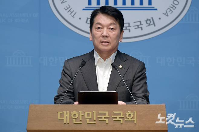 국민의힘 혁신위원장을 맡았던 안철수 의원이 7일 서울 여의도 국회 소통관에서 혁신위원장을 사퇴하고 8월 전당대회 출마를 선언하는 기자회견을 하고 있다. 윤창원 기자