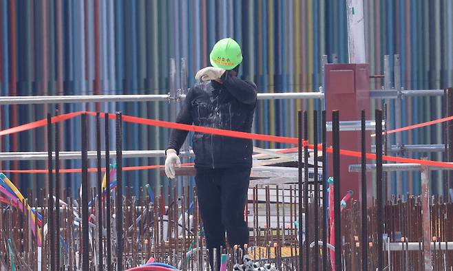 서울의 기온이 35도를 기록하며 연일 찜통더위가 이어지고 있는 9일 서울 동작구 한 건설현장에서 건설 근로자들이 무더위 속에서 작업을 하던 중 땀을 닦고 있다. 남정탁 기자