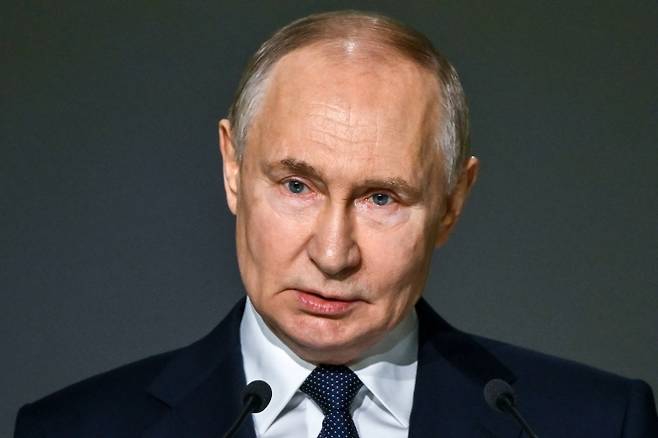 블라디미르 푸틴 러시아 대통령이 6일(현지시간) 전러시아인민전선 포럼 행사 본회의에서 연설하고 있다. 2025.7.6 TASS 연합뉴스