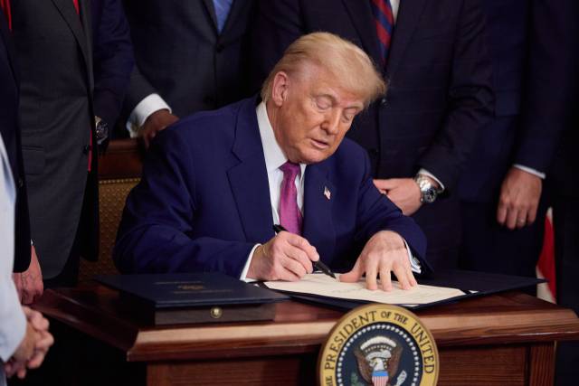 도널드 트럼프 미국 대통령이 지난달 12일(현지시간) 미국 워싱턴 DC 백악관 이스트룸에서 캘리포니아의 가스 구동 자동차 폐지 및 2035년까지 신차 판매 중단을 막는 결의안에 서명하고 있다. EPA연합뉴스