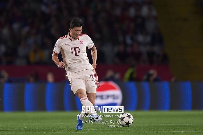 ▲ 독일 언론 '스포르트 빌트'는 "김민재는 해외 클럽의 제안을 들을 계획이다. 이적료의 최소 기준은 3,000만 유로(약 467억 원)"라고 했다. 김민재가 바이에른 뮌헨의 기대치를 충족하지 못해 벌어진 일이다. 두 시즌 모두 한해 농사를 결정하는 우승 경쟁 시점인 후반기에 흔들린 게 마이너스 요소가 됐다.