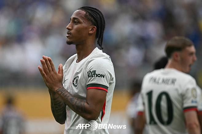 첼시 주앙 페드루가 9일(한국시간) 미국 뉴저지주 이스트 러더퍼드의 메트라이프 스타디움에서 열린 2025 국제축구연맹(FIFA) 클럽 월드컵 준결승 플루미넨시전에서 골을 터뜨린 뒤 친정팀 예우 차원에서 팬들에게 사과하고 있다. /AFPBBNews=뉴스1