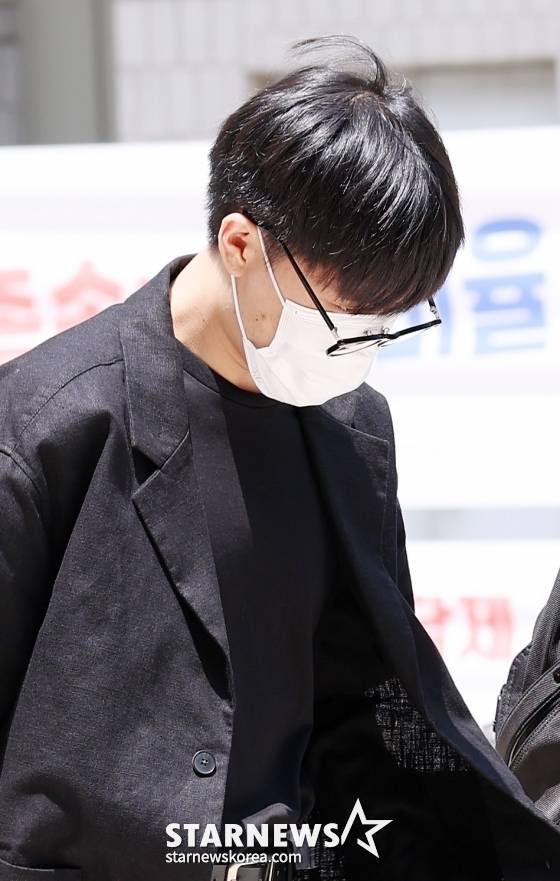 전 NCT 출신 문태일이 특수 준강간 혐의로 18일 서울중앙지방법원에서 열린 공판에서 징역 7년을 구형받은 뒤 법원을 나서고 있다. /2025.06.18 /사진=김휘선 hwijpg@