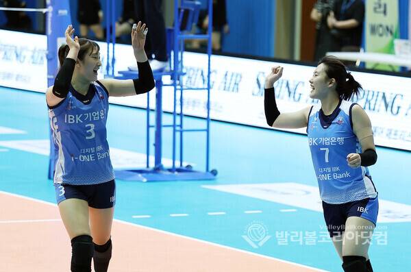 IBK기업은행 세터 박은서가 현대건설 공격를 블로킹 시키고 세터 최연진과 함께 기뻐하는 모습.