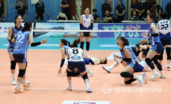 IBK기업은행 선수들이 5세트까지 가는 접전끝에 승리하자 기뻐하는 모습.