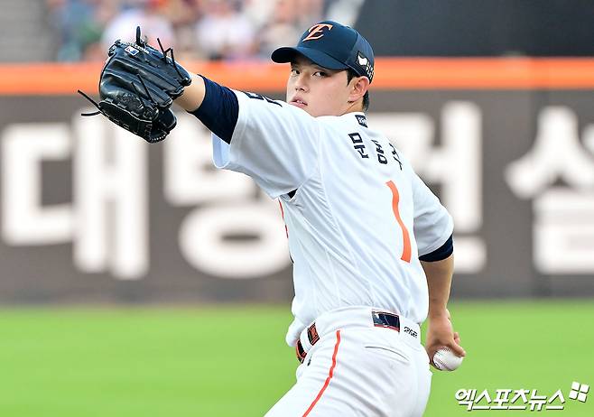 8일 오후 대전 한화생명 볼파크에서 열린 '2025 신한 SOL Bank KBO리그' KIA 타이거즈와 한화 이글스의 경기, 1회초 한화 선발투수 문동주가 공을 힘차게 던지고 있다. 대전, 김한준 기자