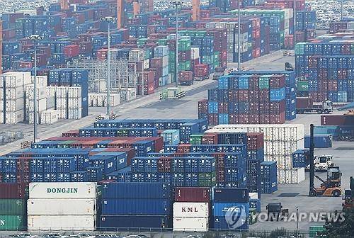 트럼프 "한국에 8월1일부터 25% 상호관세" (평택=연합뉴스) 홍기원 기자 = 도널드 트럼프 미국 대통령이 7일(현지시간) 한국과 일본 등 14개국에 25∼40%의 국가별 상호관세를 적시한 '관세 서한'을 보내 이를 8월 1일부터 부과하겠다고 통보했다.
트럼프 대통령은 이날 무역 상대국들에 대한 상호관세 부과 유예 시한을 기존의 7월 9일에서 8월 1일까지로 연장하는 행정명령에도 서명했다.
사진은 8일 경기도 평택항에 컨테이너가 쌓여 있는 모습. 2025.7.8
xanadu@yna.co.kr