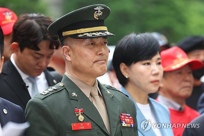 박정훈 대령 (서울=연합뉴스) 서대연 기자 = 해병대 채모 상병 순직 사건과 관련해 1심에서 무죄를 선고받은 박정훈 전 해병대 수사단장(대령)이 16일 서울 서초구 서울고등법원에서 열린 2심 준비공판에 출석하기 전 열린 기자회견에 참석해 있다. 2025.5.16 dwise@yna.co.kr