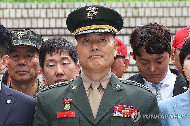 박정훈 대령 (서울=연합뉴스) 서대연 기자 = 해병대 채모 상병 순직 사건과 관련해 1심에서 무죄를 선고받은 박정훈 전 해병대 수사단장(대령)이 16일 서울 서초구 서울고등법원에서 열린 2심 준비공판에 출석하기 전 기자회견을 열고 있다. 2025.5.16 dwise@yna.co.kr