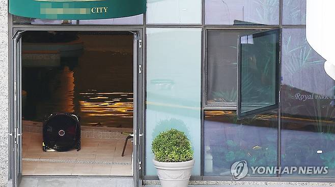 염소계 화학물질 누출된 인천 아파트 수영장 (인천=연합뉴스) 임순석 기자 = 9일 수영장 청소에 쓰이는 염소계 화학물질이 누출된 인천 서구 대단지 아파트 수영장. 이날 염소계 화학물질 누출로 수영장 이용 주민을 비롯한 18명이 다쳤다. 2025.7.9 soonseok02@yna.co.kr