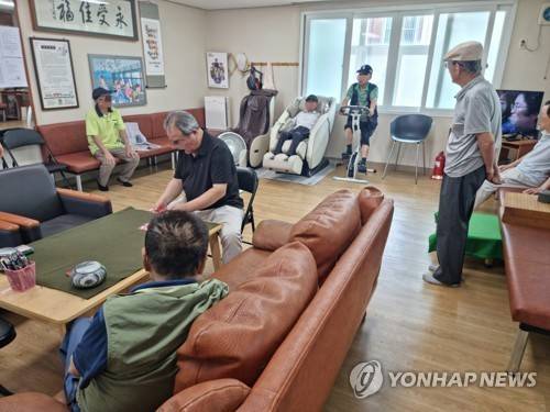 경로당에서 여름나기 (서울=연합뉴스) 서윤호 인턴기자 = 9일 오전 서울 용산구 후암동 양짓말경로당에서 노인들이 휴식을 취하고 있다. 2025.7.9