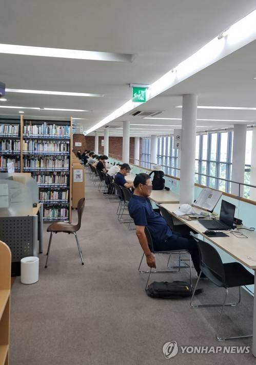도서관에 들어찬 이용객들 (서울=연합뉴스) 서윤호 인턴기자 = 9일 오후 서대문구 이진아기념도서관 내 종합자료실 좌석에 이용자들이 앉아있다. 2025.7.9