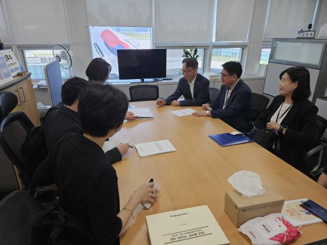 김명주 경남도 경제부지사가 9일 기획재정부를 찾아 지역 핵심사업에 대해 설명하면서 국비 반영을 요청하고 있다./경남도/