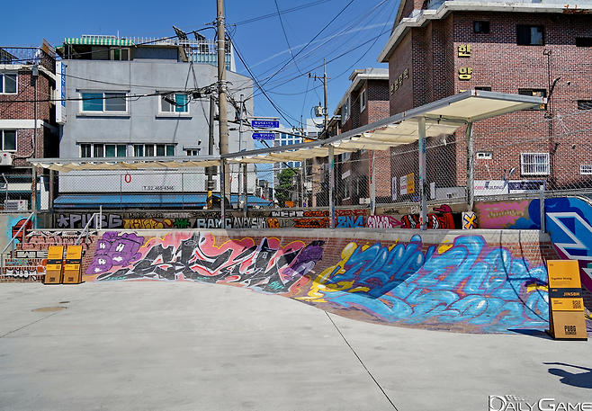 '펍지 성수'의 외부에는 그래피티 작가들의 작품이 그려져있다.