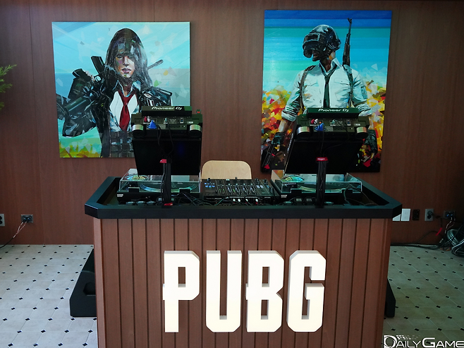 카페 라운지에 설치된 디제잉 부스.