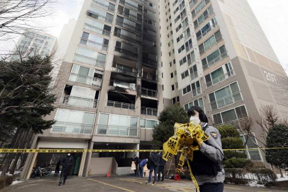 지난 2023년 12월 25일 새벽 서울 도봉구의 한 아파트에서 불이 나 주민 3명이 숨지고, 26명이 중·경상을 입는 사고가 발생했다. 소방과 경찰이 현장 감식에 들어가 피해 규모와 정확한 화재 원인 등을 조사하고 있다. (사진=뉴시스)