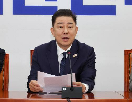 더불어민주당 김병기 당 대표 직무대행 겸 원내대표가 10일 국회에서 열린 정책조정회의에서 발언하고 있다. (사진=연합뉴스)