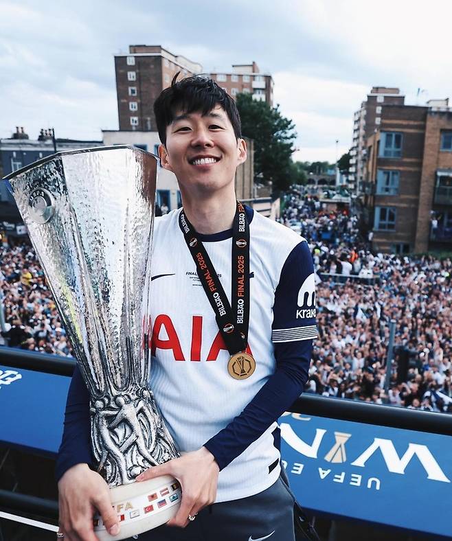 유로파리그 트로피를 든 손흥민