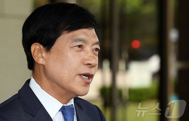 김학의 전 법무부 차관 불법 출국금지 의혹과 관련된 수사에 외압을 행사한 혐의로 재판에 넘겨진 이성윤 더불어민주당 의원이 12일 서울 서초구 대법원에서 대법원 3부 선고를 마친 뒤 입장을 발표하고 있다. 2025.6.12/뉴스1 ⓒ News1 김진환 기자