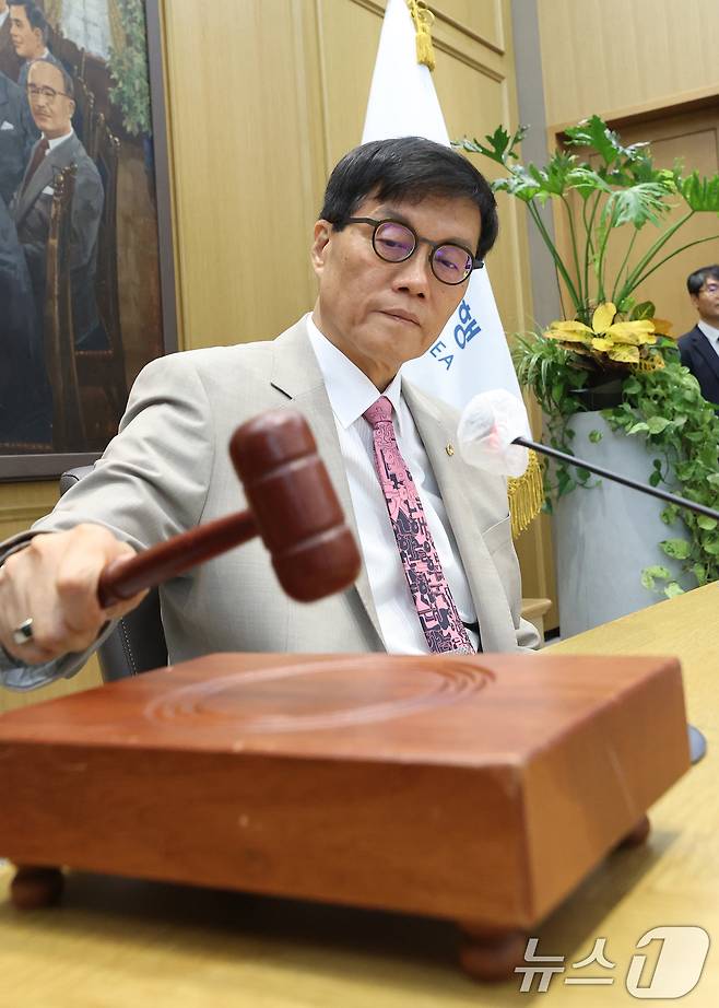 이창용 한국은행 총재가 10일 오전 서울 중구 한국은행에서 열린 금융통화위원회 본회의에서 의사봉을 두드리고 있다. 2025.7.10/뉴스1 ⓒ News1 사진공동취재단
