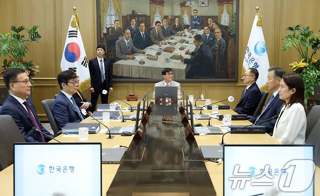 이창용 한국은행 총재가 10일 오전 서울 중구 한국은행에서 열린 금융통화위원회 본회의를 주재하고 있다. 2025.7.10/뉴스1 ⓒ News1 사진공동취재단