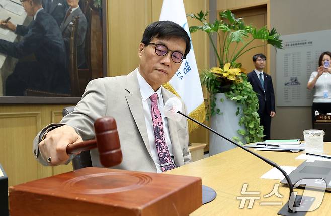 이창용 한국은행 총재가 10일 오전 서울 중구 한국은행에서 열린 금융통화위원회 본회의에서 의사봉을 두드리고 있다. 2025.7.10/뉴스1 ⓒ News1 사진공동취재단