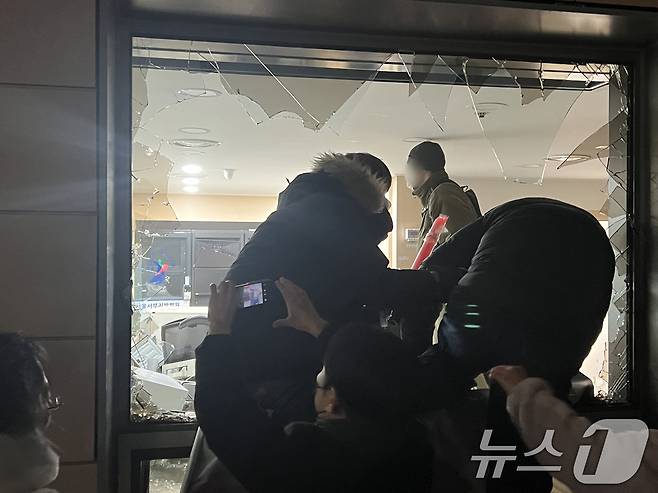 19일 새벽 윤석열 대통령에 대한 구속영장이 발부되자 서울 서부지법에 지지자들이 진입해 난동을 부리고 있다. 2025.1.19/뉴스1 ⓒ News1 김민수 기자