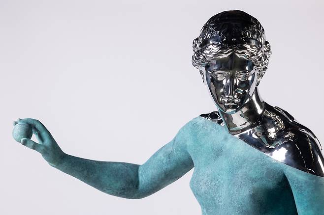 다니엘 아샴, Daniel Arsham, Amalgamized Venus of Arles, 2023, Patinated bronze, polished bronze, stainless steel, 200 × 90.9 × 72.8 cm. Courtesy of the artist and Perroti (페로탕 서울 제공)