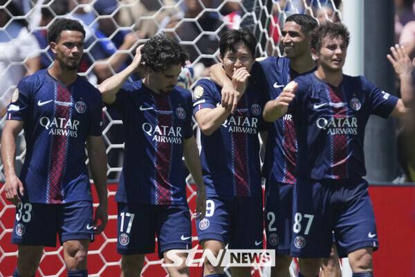 이강인과 파리 생제르맹 FC 동료들. /사진=뉴시스/AP