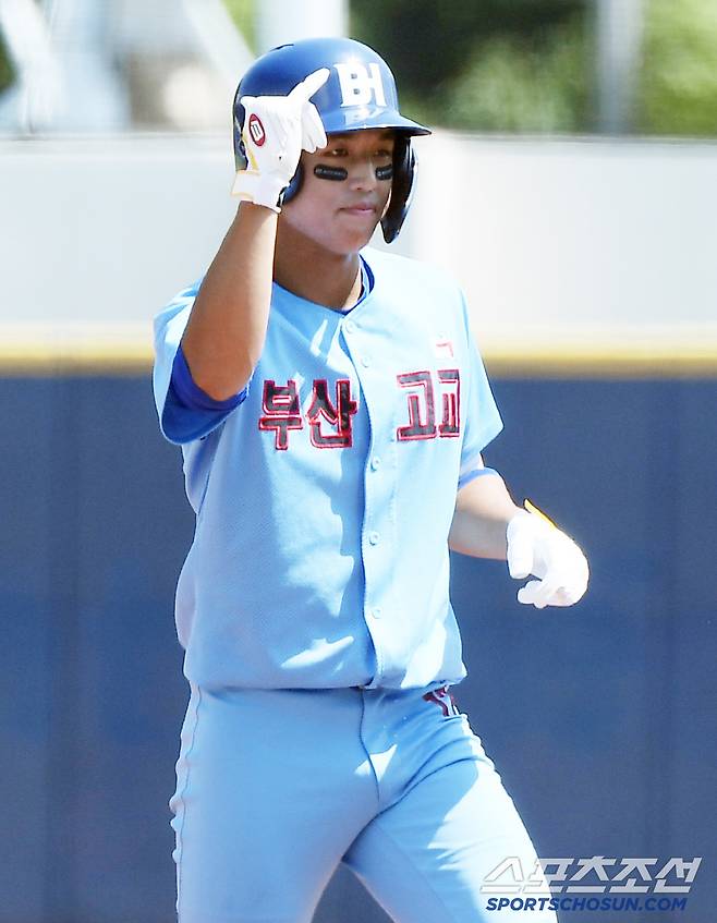 10일 서울 목동구장에서 열린 제80회 청룡기 고교야구선수권 대회 및 주말리그 왕중왕전 부산고와 대구상원고의 준결승전. 3회초 1사 1, 2루 부산고 안지원이 1타점 적시타를 친 후 기뻐하고 있다. 목동=정재근 기자 cjg@sportschosun.com/2025.7.10/