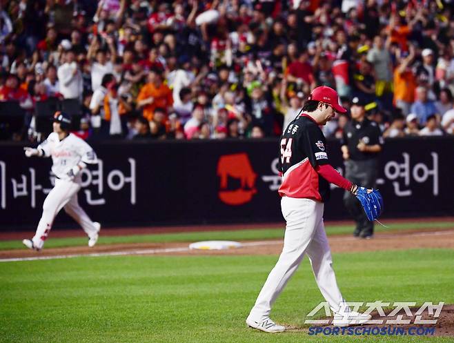 9일 대전 한화생명 볼파크에서 열린 한화와 KIA의 경기. 4회말 한화 최재훈이 KIA 양현종을 상대로 역전 3점홈런을 날렸다. 고개를 떨군 양현종. 대전=송정헌 기자songs@sportschosun.com/2025.07.09/