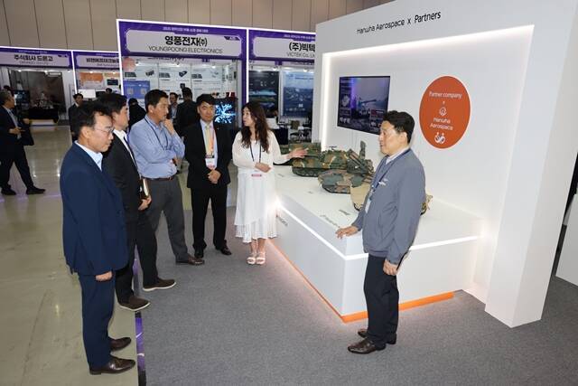 9일 경남 창원컨벤션센터에서 개막한 '2025 방위산업 부품∙소재 장비 대전'에서 한화에어로스페이스 직원들이 '상생협력존'을 방문한 관람객들에게 무기체계 등에 대해 설명하고 있다. /한화에어로스페이스