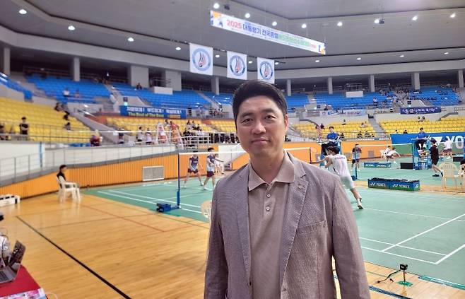 올림픽 2관왕 출신 김동문 대한배드민턴협회 회장이 전북 익산에서 열리고 있는 대통령기 전국 종별선수권대회를 지켜보고 있다. 사진 김종석